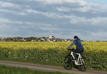 Maifeld-Radweg: Münstermaifeld ist bereits von Weitem zu sehen, © VG Maifeld/A. Schweitzer